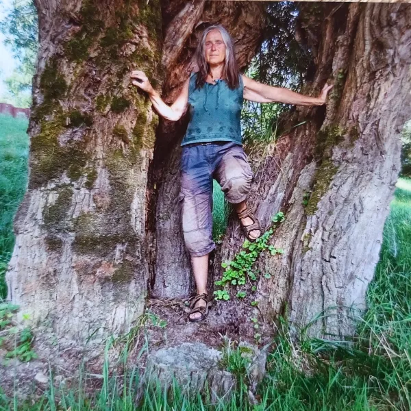 Gloria Dracs steht in einem Baum
