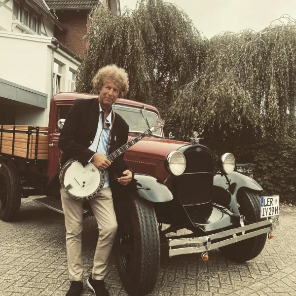 Sievert solo on guitar