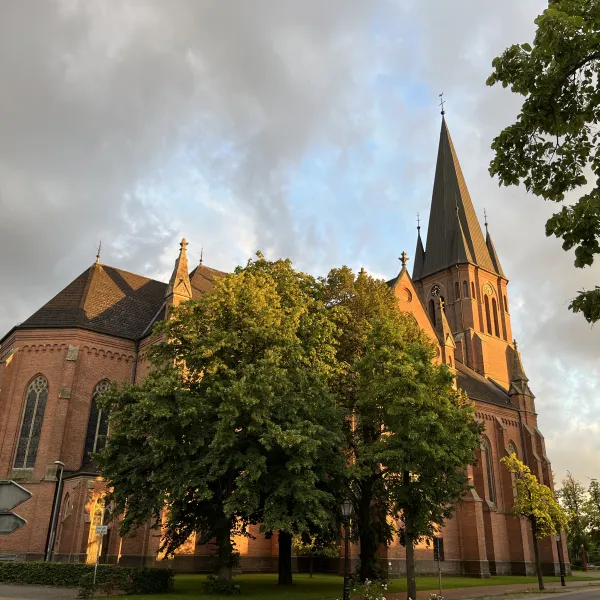 Außenansicht der Antoniuskirche in der Abendsonne