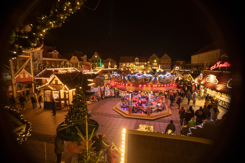 Auricher Weihnachtszauber Panorama mit Karussell
