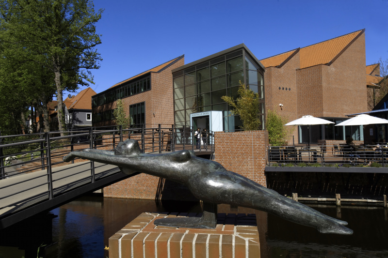 Außenansicht der Kunsthalle mit Statue