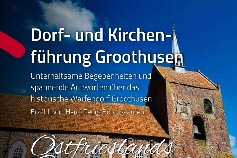 Backsteinkirche mit hohem Turm unter blauem Himmel, Werbung für Dorfführung in Groothusen.
