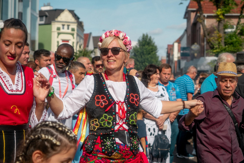 Traditionelle Tänze aus verschiedenen Kulturen beim Fest