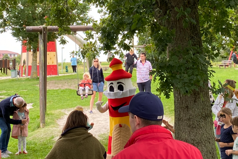 Das Maskottchen Lükko Leuchtturm auf dem Abenteuerspielplatz Greetsiel 