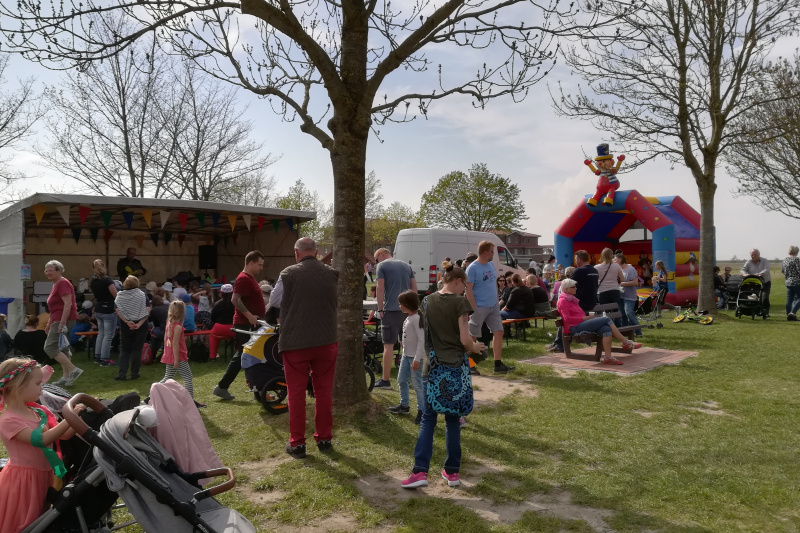 Blick auf das Kinderfest mit Buden und Hüpfburg
