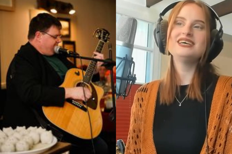 Zwei Personen mit Mikrofonen, ein Mann spielt akustische Gitarre, und eine Frau trägt Kopfhörer und ein orangefarbenes Strickjäckchen