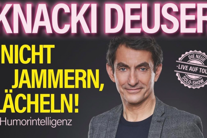 Plakat mit dem lächelnden Kabarettisten Knacki Deuser zum Programm Nicht jammern, lächeln!