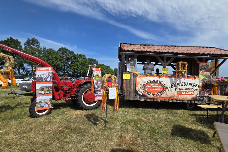 Geschmückter Festwagen mit rotem Traktor beim Erntedankfest Klostermoor.