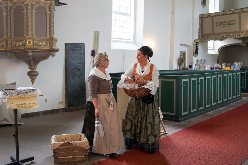 Daje und Geeske in historischen Kostümen in der Kirche Greetsiel.