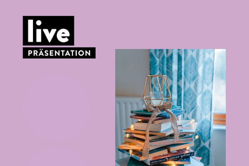 Bücherstapel mit Lichterkette