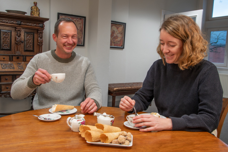 KultinO-Team: Welf-Gerrit Otto und Maike Nordholt trinken Tee in der Kulturagentur