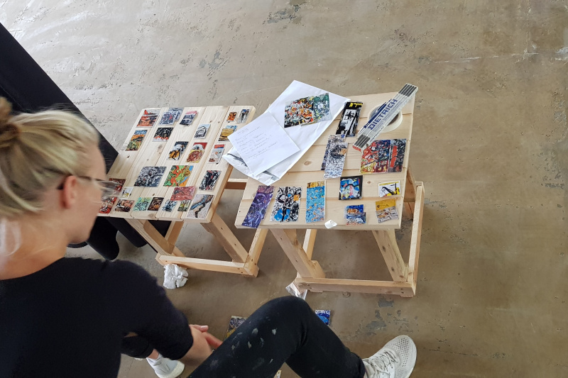 Sarah Byl bei der Planung der Hängung