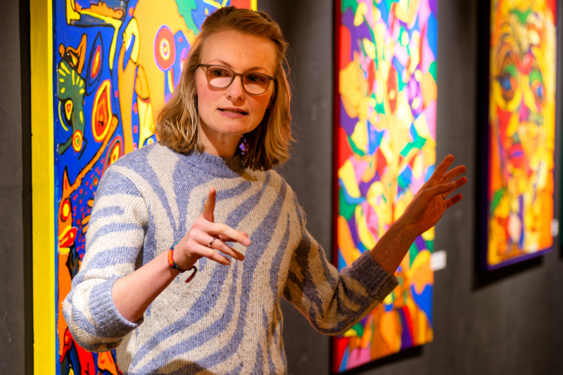 Sarah Byl führt durch die Galerie Amuthon-Art