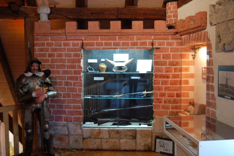 Vitrine mit Steigbügel aus Burgzeiten