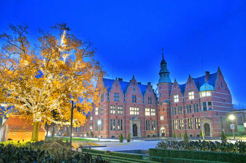 Das Landschaftshaus zur blauen Stunde