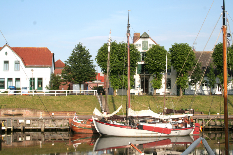 Typische Schiffstypen für die Schifffahrt im Wattenmeer