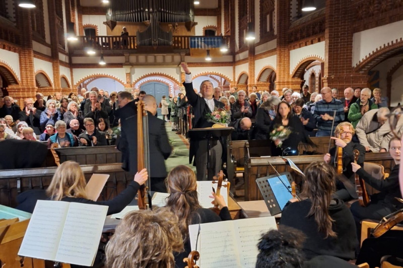 Der Singverein führt gemeinsam mit dem RathsChor Bremen im Februar 2024 die Johannespassion von Johann Sebastian Bach in der Reformieren Kirche Bremen-Blumenthal und in der Martin-Luther-Kirche in Emden auf. 