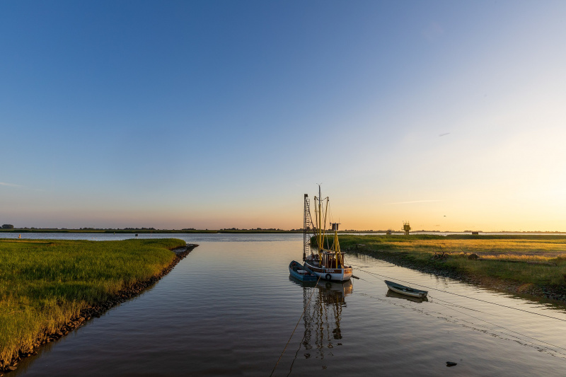 Bild des Emsfischerbootes Diana in einer Flussmündung in die Emd