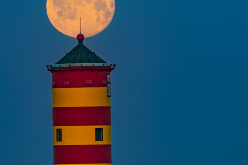 Aufnahme des Pilsumer Leuchtturms bei Vollmond.