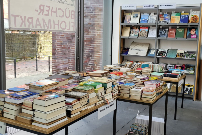 Bücherflohmarkt im Eingangsbereich der Landschaftsbibliothek