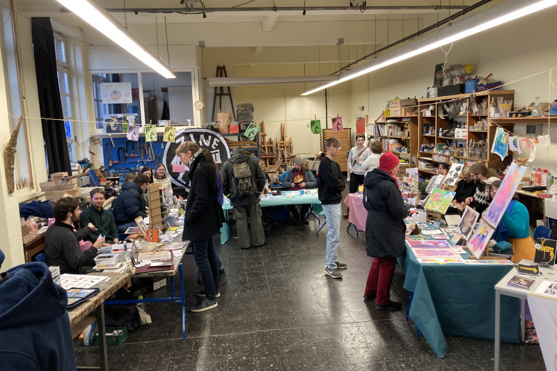 Verschiedene Stände mit Besuchern auf dem Zinefest