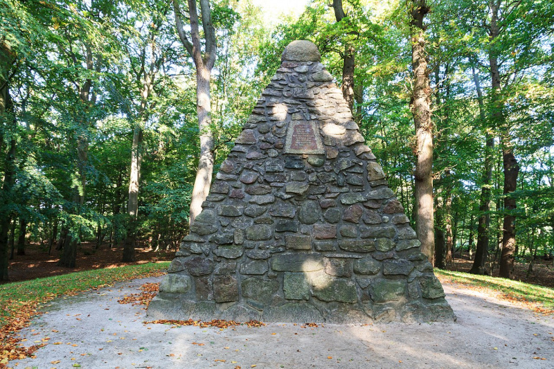 Steinpyramide von 1833 auf dem Upstalsboom