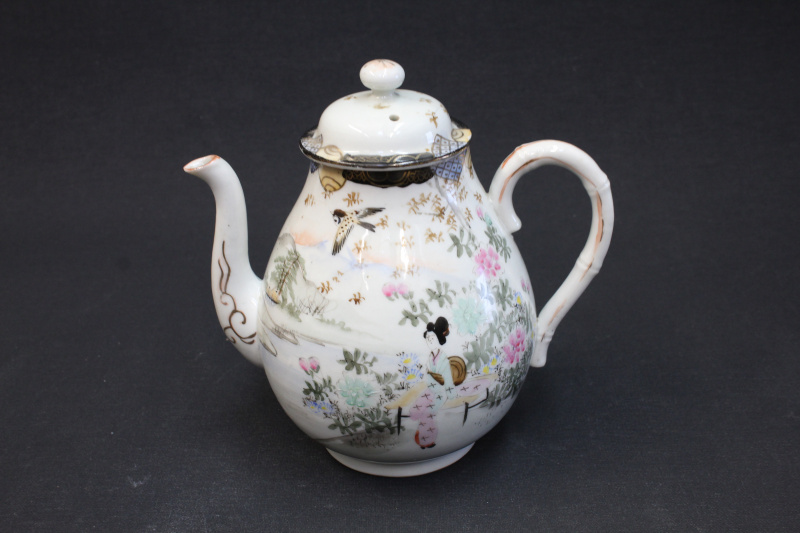 Deutsches Sielhafenmuseum Carolinensiel. Teekanne mit Deckel, Porzellan 20. Jahrhundert, Suzuki Company Japan, Inventar-Nr. SHM-04338