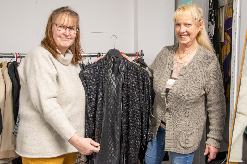 Anke Friedewold und Margret Meiners im Kostümfundus der Ostfriesischen Landschaft