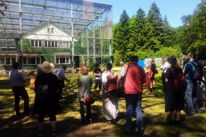 Führung im ehemaligen Durchgangslager Westerbork vor dem alten Gebäude des Lagerkommandanten, das komplett in Glas eingefasst wurde