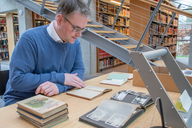 Der Leiter der Landschaftsbibliothek, Dr. Heiko Suhr, begutachtet den Nachlass von Martha Köppen-Bode