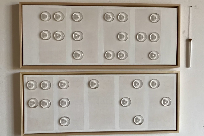 Wandobjekt aus zwei Elementen mit Blindenschrift aus Silikon.