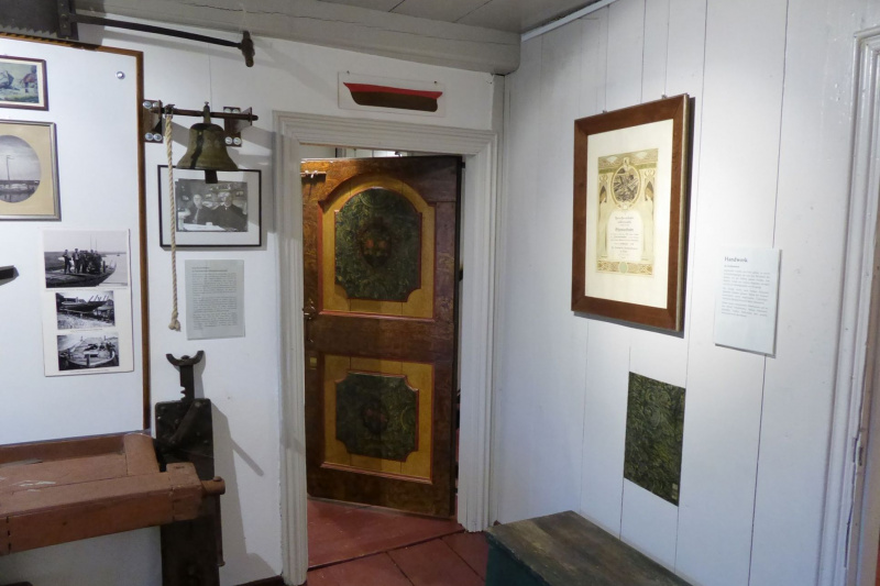 Handwerksabteilung mit bemalter Tür von 1744