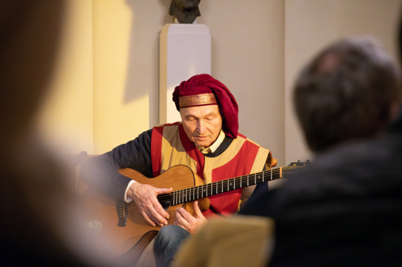 Der Multiinstrumentalist Hans Sakowsky brilliert im musikalischen Part 