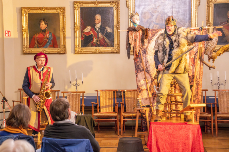 Der König greift zum Schwert