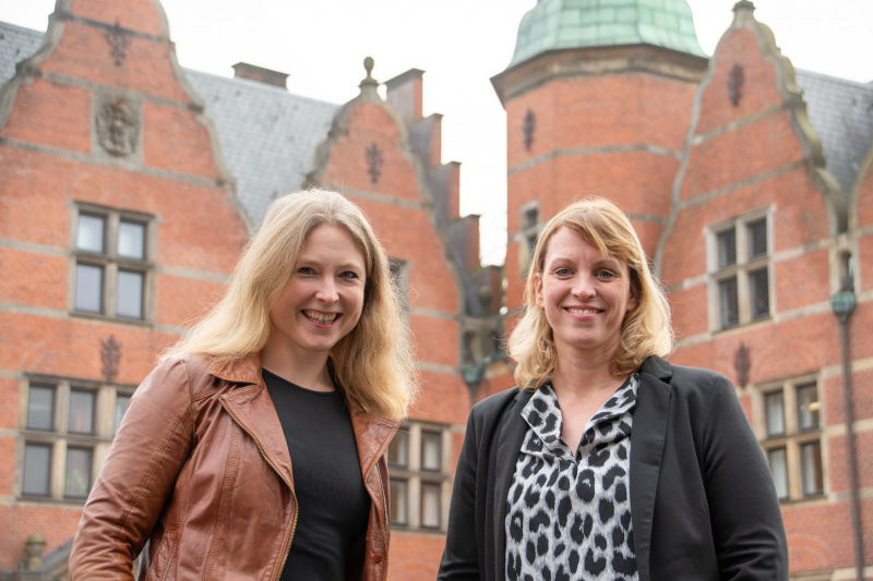 Grietje Kammler und Vera Hansen vor dem Landschaftshaus