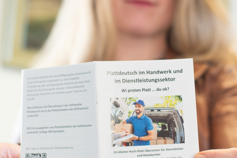Grietje Kammler liest in der Broschüre "Platt im Handwerk und im Dienstleistungssektor"