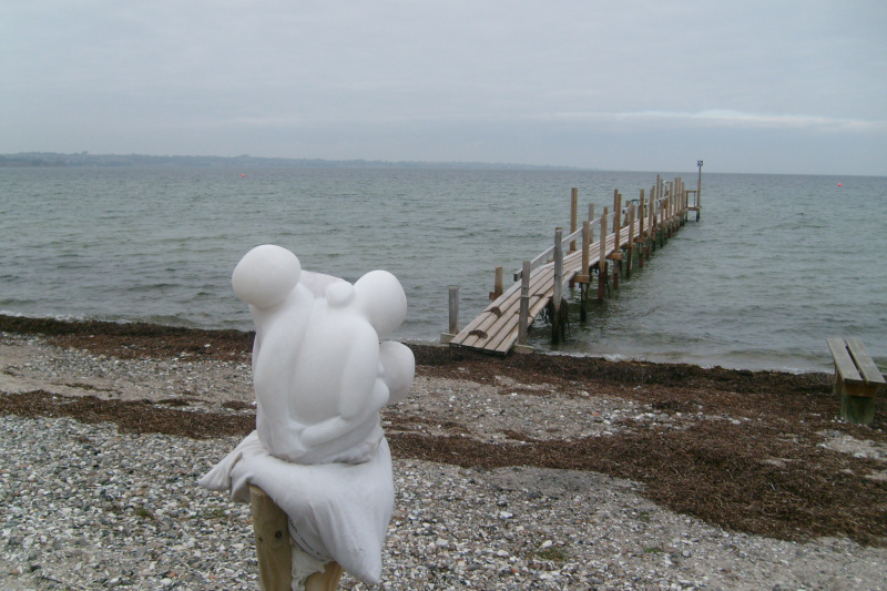 Skulptur am Meer auf Arbeitsbock