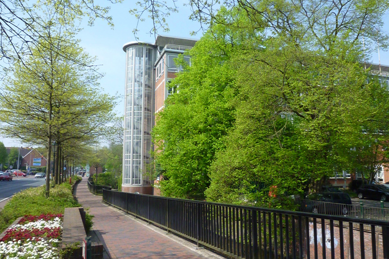 Gebäude vhs Emden im Frühling