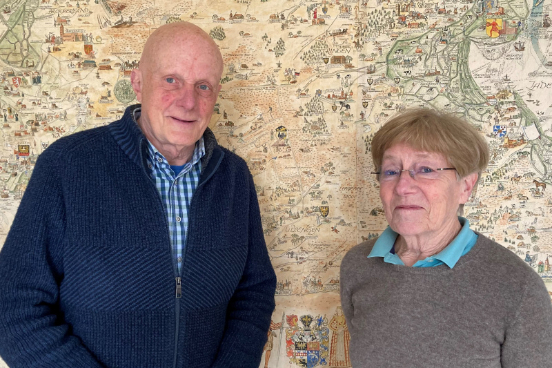 Bernd und Heike Coldewey vor der Karte des Heimathistorikers und Künstlers Dettmar Coldewey.