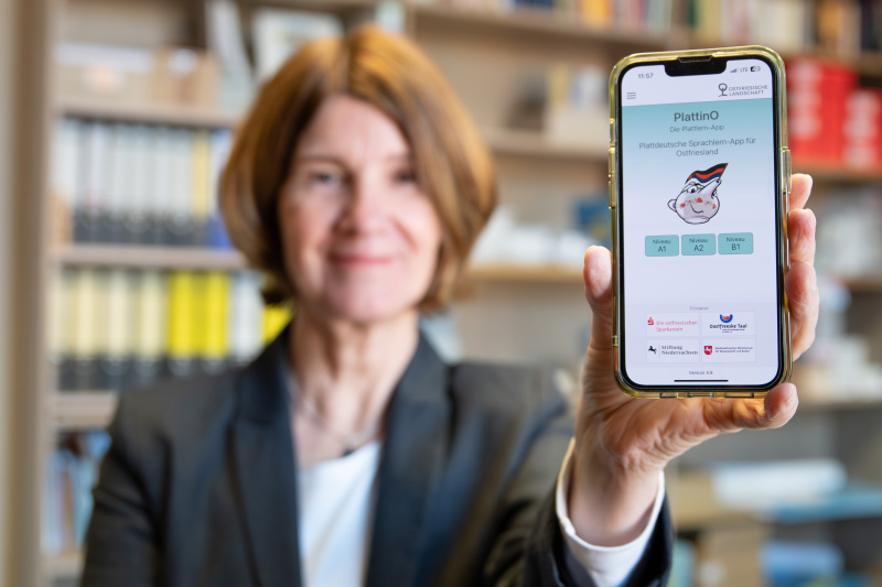 Elke Brückmann, Autorin der Plattlern-App PlattinO, zeigt die App auf einem Mobiltelefon.