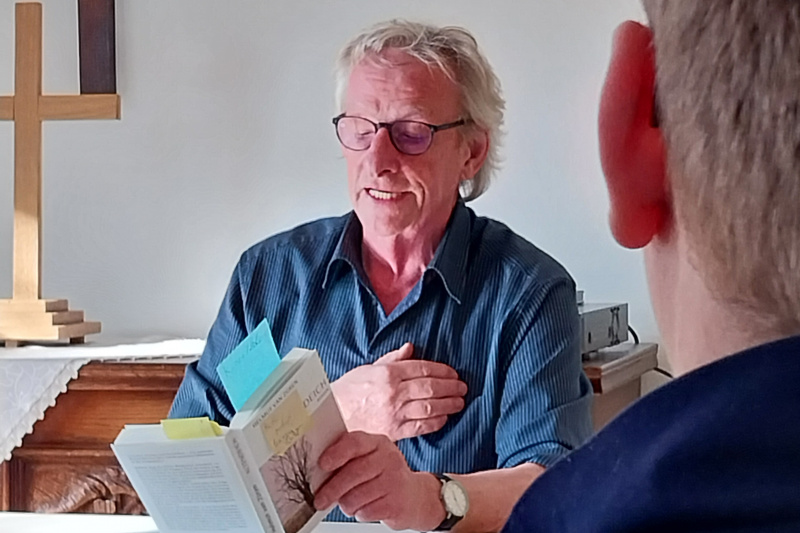 Helmut van Züren liest aus seinem Roman Altendeich im Gemeindehaus Woquard