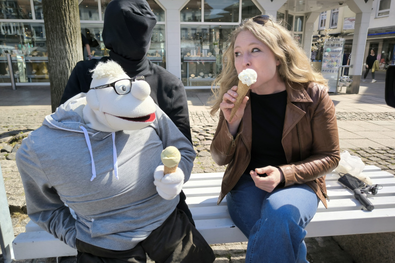 Werner Momsen und Grietje Kammler auf dem Auricher Wochenmarkt