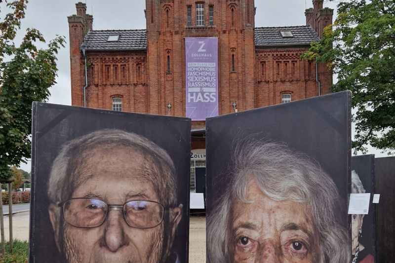 Fotoausstellung von Luigi Toscano vor dem Zollhaus