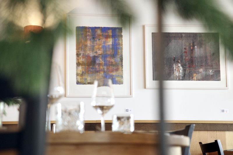 Aufnahme von 2 gerahmten Bildern der Ausstellung "Joy" von Christian von Grumbkow, Pier 23 in Leer