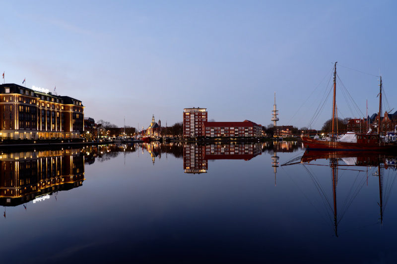  Der Emder Hafen zur Blauen Stunde
