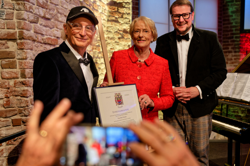 20.04.2024: Verleihung der Ehrenbürgerschaft an Eske Nannen, eingerahmt von Otto Waalkes und Tim Kruithoff (OB Emden)