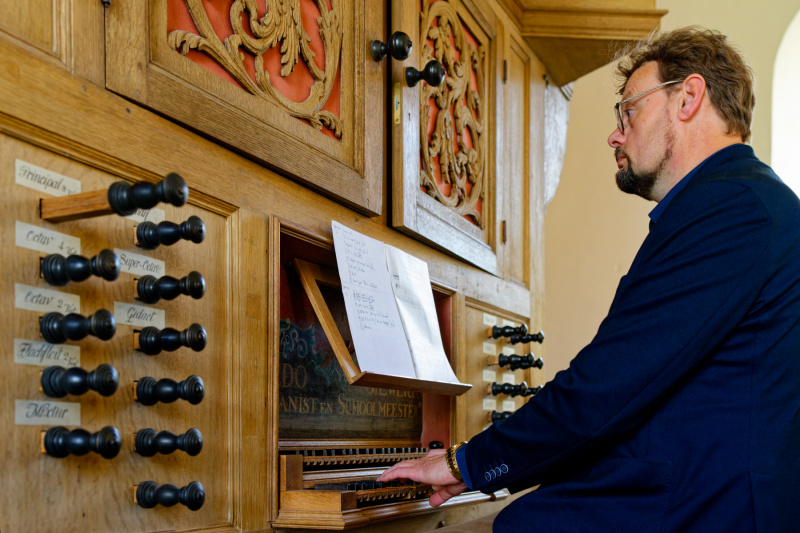 Sietze de Vries an der Orgel in Pilsum (10.05.2024)