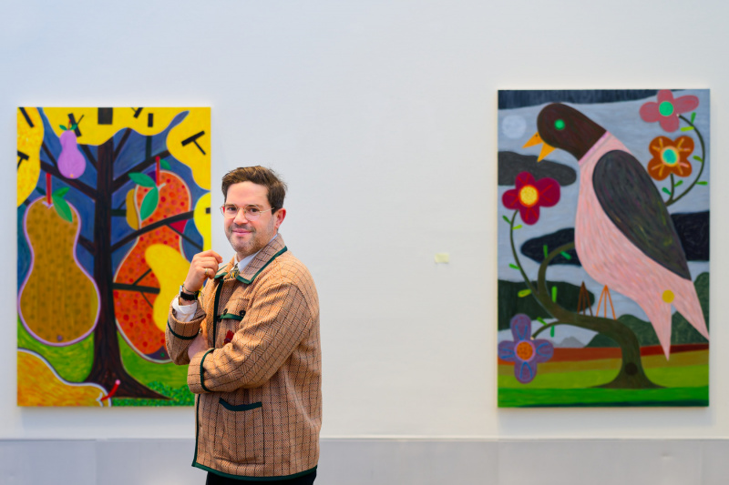 Austin Eddy bei der Hängung seiner Bilder (19.02.2025) 