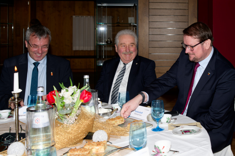 v.l.: Johann Saathoff (MdB, Staatssekretär), Rico Mecklenburg (Präsident der Ostfriesischen Landschaft), Tim Kruithoff (Oberbürgermeister der Stadt Emden)