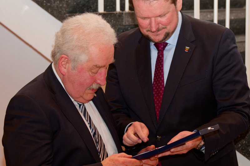 Tim Kruithoff überreicht den Orden an Rico Mecklenburg